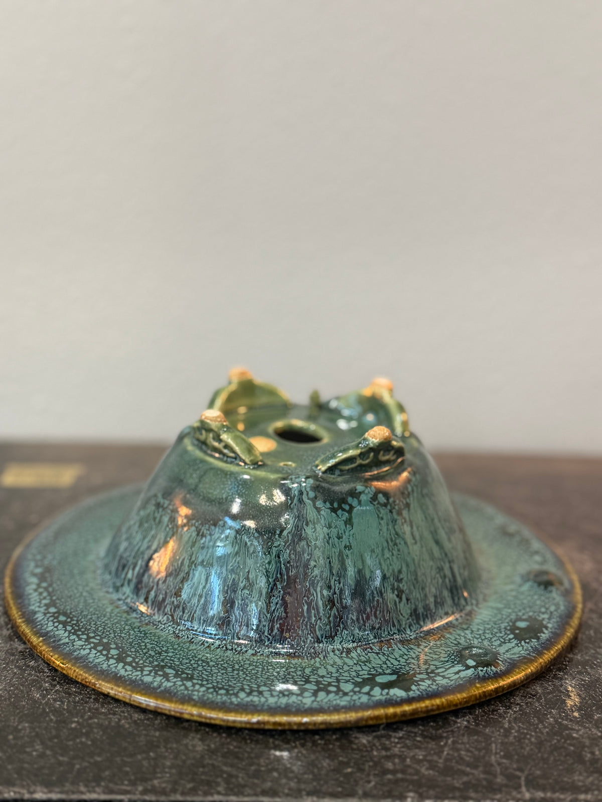 Fuka (Kiyoshi Koiwai) Wide-Brim Round – Turquoise Crawl Glaze, Sculpted Feet