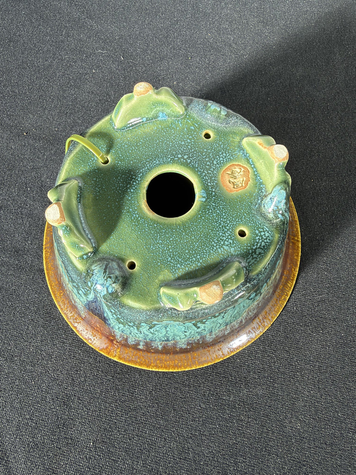 Fuka pot bottom showing feet and maker chop