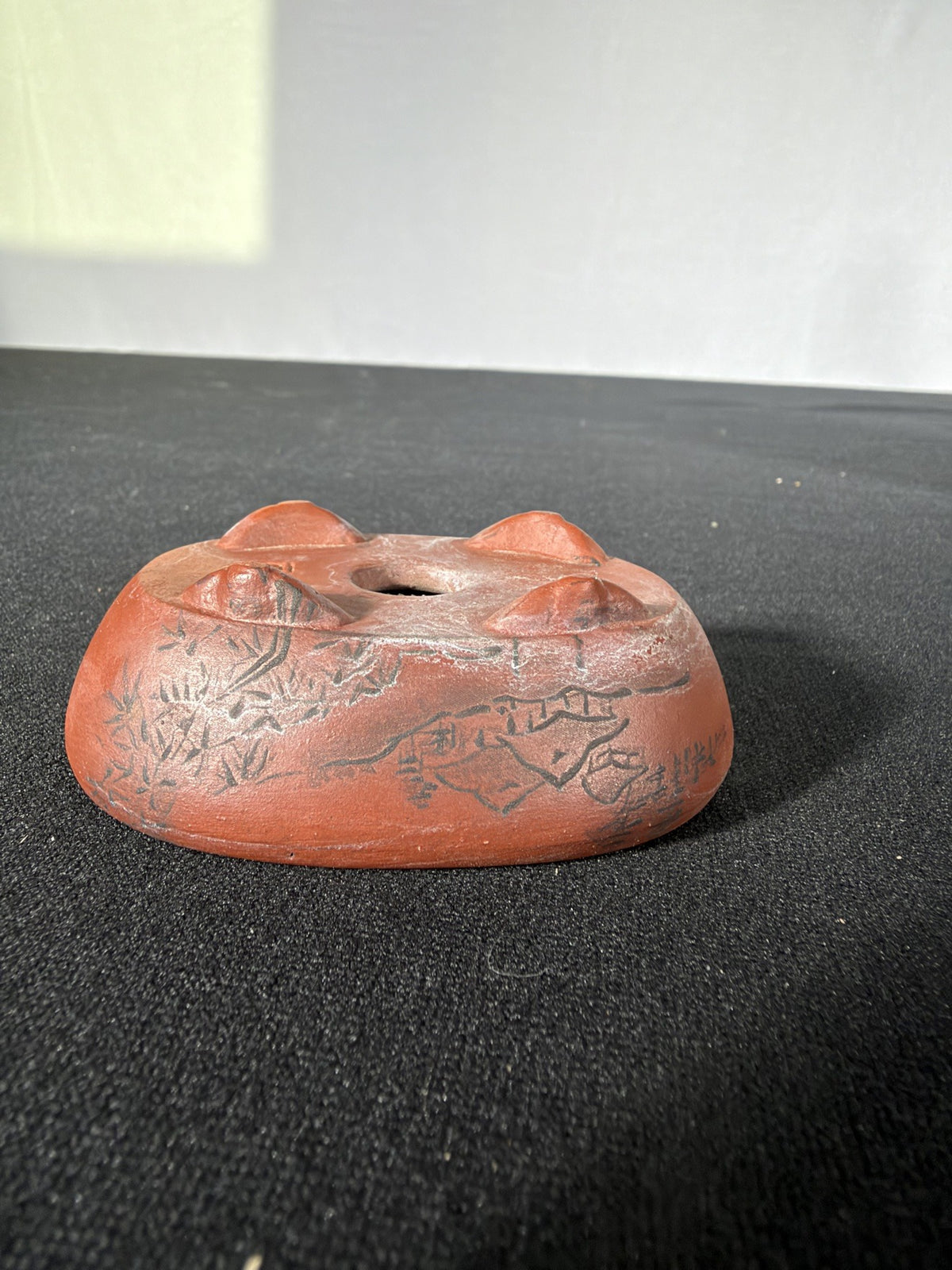 Bunzan mame oval, painted landscape and feet, angled view