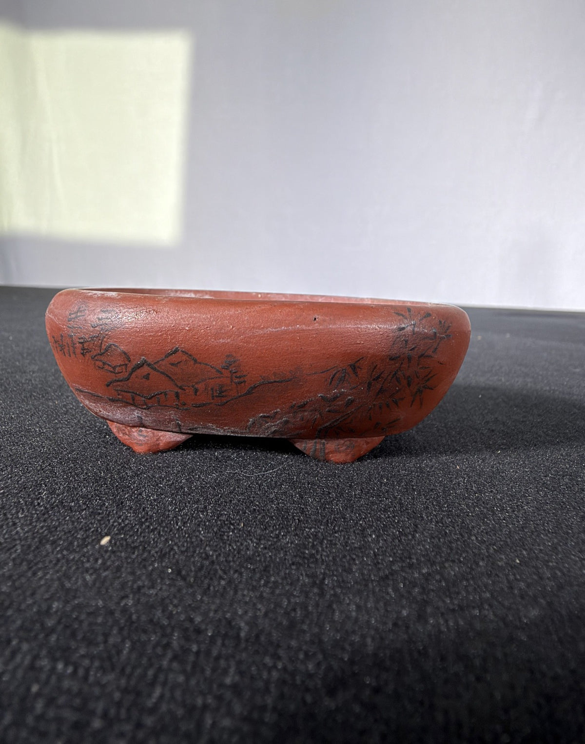 Bunzan mame oval, hand-painted mountain landscape, side view